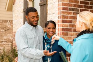 How to prepare for a successful closing with picture of home buyer couple getting their keys.