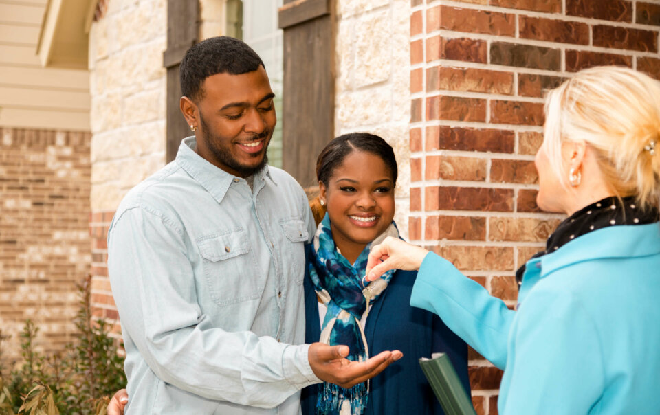 How to prepare for a successful closing with picture of home buyer couple getting their keys.